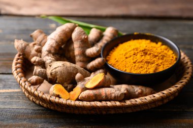 Zerdeçal tozu ve taze zerdeçal (Curcuma, curcumin), Asya mutfağında organik malzeme, gıda boyası veya doğal boyama