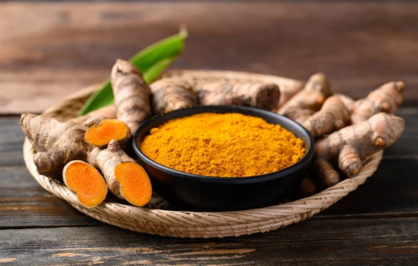 Zerdeçal tozu ve taze zerdeçal (Curcuma, curcumin), Asya mutfağında organik malzeme, gıda boyası veya doğal boyama