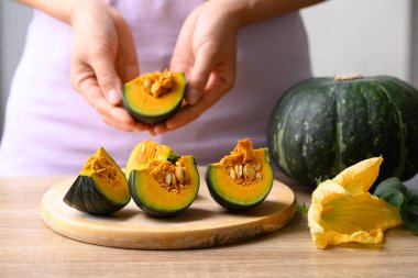 Elle pişirilmiş yeşil balkabağı.