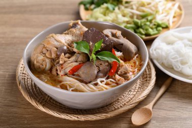 Tayland pilavlı şehriye körili çorba, tavuk ve hindistan cevizi sütü.