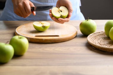 Elinizde bıçak, yeşil elma kesme, sağlıklı beslenme.