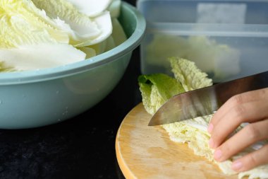 Tahta keserken doğranmış Çin lahanası Kore kimçili lahanasına hazır olun.