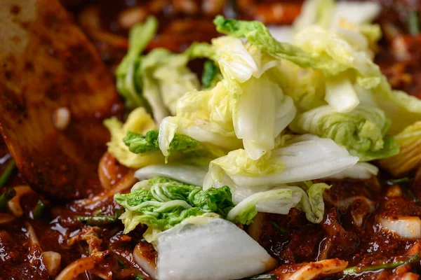 Kore yemeği, kimchi lahanası kasede pişirme, ev yapımı mayalanmış meze.