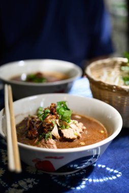 Domuz eti ve sebzeli erişte çorbası, Tayland teknesi eriştesi tarzı erişte.