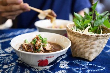 Domuz eti ve sebzeli erişte çorbası, Tayland teknesi eriştesi tarzı erişte.