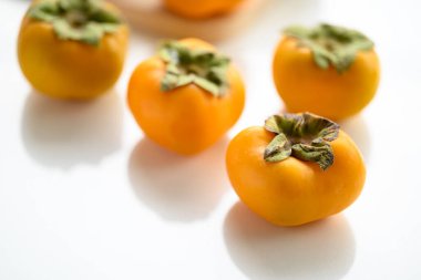 Sonbahar mevsiminde taze hurma.