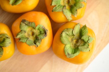 Sonbahar mevsiminde taze hurma, masa üstü manzarası