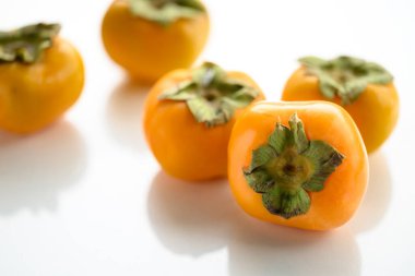 Sonbahar mevsiminde taze hurma.