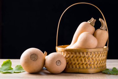 Balkabağı ezmesi, balkabağı, siyah arka plan, sonbahar mevsiminde organik sebze.