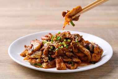 Kore usulü kızarmış kimchi lahana ve ahşap masada domuz eti.