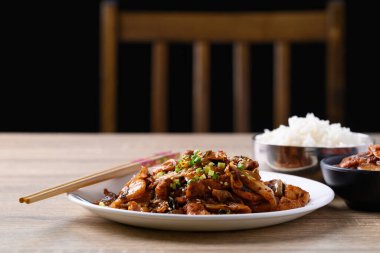 Kore usulü kızarmış kimchi lahana, domuz eti, kimchi ve ahşap masada pilav.