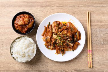 Kore usulü kızarmış kimchi lahana, domuz eti, kimchi ve ahşap masada pilav.