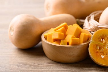 Tahta masada balkabağı dilimlenmiş tereyağı kabağı, sonbahar mevsiminde organik sebze.