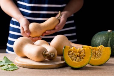 Tereyağlı kabak ve yeşil balkabağı, sonbahar mevsiminde organik sebze.