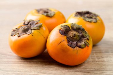 Tahta masada taze hurma, mevsimlik sonbahar meyvesi.