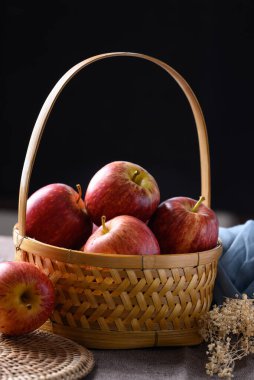 Siyah arkaplanlı kırmızı elma sepeti