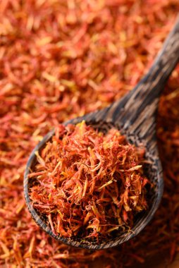 Kaşıkla kurutulmuş safran, bitki çayı.