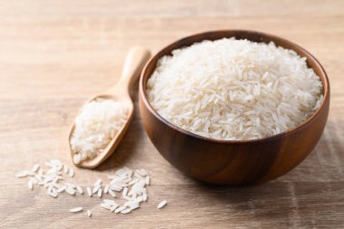 Tahta kasede tahtadan pirinç çekirdeği, kaşık, organik pirinç, sağlıklı besin maddeleri.