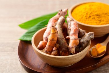 Taze zerdeçal ve zerdeçal tozu (Curcuma, curcumin), Asya mutfağında organik malzeme, gıda boyası veya doğal boyama