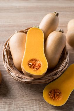 Sepette kabak kabağı, sonbahar mevsiminde organik sebzeler.