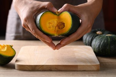 Yeşil balkabağı ya da Japon balkabağı elinde kalp şeklinde, sağlıklı beslenme