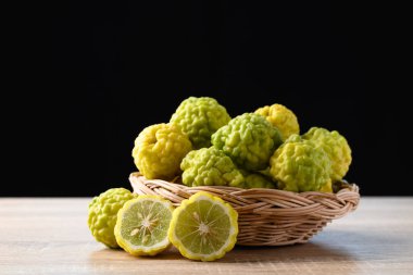 Sepette siyah arkaplan, Tayland mutfağında organik malzemeler, güzellik ve kozmetik ürünleri