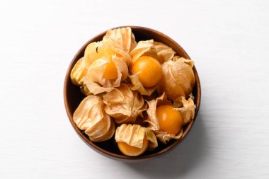 Beyaz arka planda Cape Bektaşi üzümü, Goldenberry veya Physalis Peruviana kasesinde, Masa üstü görünümü