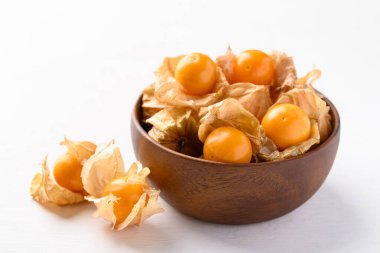 Beyaz arka planda Cape Bektaşi üzümü, Goldenberry veya Physalis Peruviana kasesinde