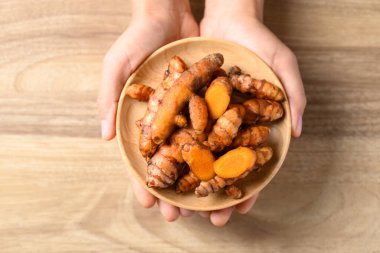 Tahta kasede taze zerdeçal, Asya mutfağında baharat, masa üstü manzarası.