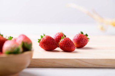 Tahta üzerinde taze çilek meyvesi.