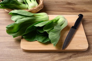 Tahta kesme konusunda Bok choy veya Pak choi (Çin lahanası) yemek pişirmeye hazırlanıyor