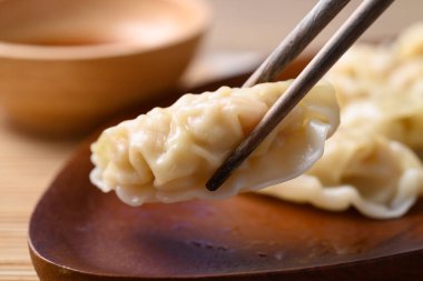 Kıyma ve tavukla doldurulmuş buğulanmış mantı yemeye hazır.