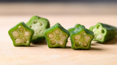 Tahtada dilimlenmiş yeşil bamya pişmeye hazır ol, organik sebzeler.