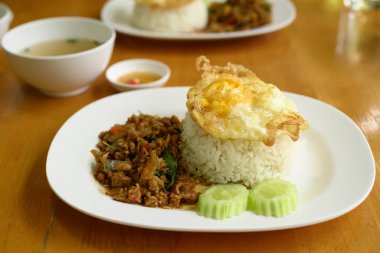 Tayland usulü kızarmış fesleğen, kıyma ve kızarmış yumurta pilav, Tayland yemeği (Pad Kaprao Moo Kai Dao)