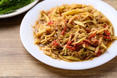 Tayland yemeği, baharatlı mango salatası ve taze sebzeli karides.