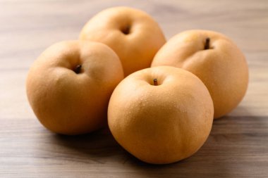 Asya armut meyvesi ya da ahşap zemin üzerinde Nashi armudu.