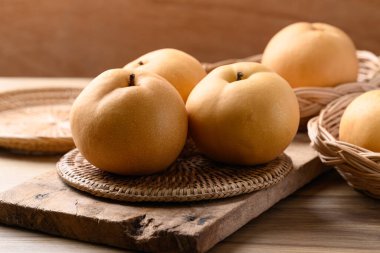 Asya armut meyvesi ya da ahşap zemin üzerinde Nashi armudu.