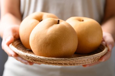 Asya armut meyvesi mi, Nashi armudu mu, el ele tutuşma sepeti mi?