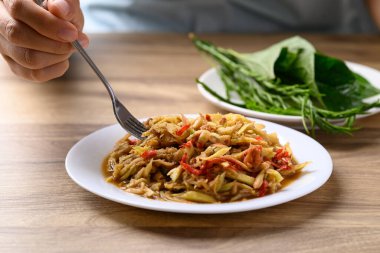 Tayland yemeği, baharatlı mango salatası ve taze sebzeli karides.