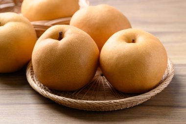 Asya armut meyvesi ya da ahşap armut sepetinde Nashi armudu