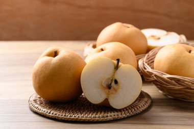 Asya armut meyvesi ya da ahşap zemin üzerinde Nashi armudu.