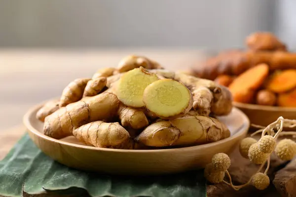 Taze zerdeçal beyazı ve sarı renk, Asya mutfağında baharat.