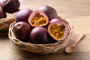 Tahta arka planda çarkıfelek meyvesi, yaz mevsiminde tropik meyve