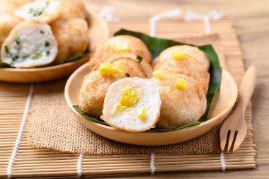 Kanom Krok, Tayland hindistancevizli krep, tatlı mısır ve taze soğanlı, geleneksel Tayland tatlısı.