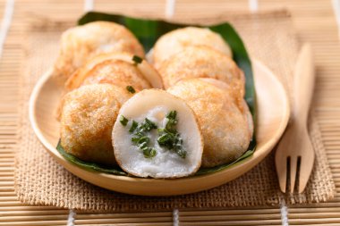 Kanom Krok, Tayland hindistancevizli krep ve taze soğanlı geleneksel Tayland tatlısı.