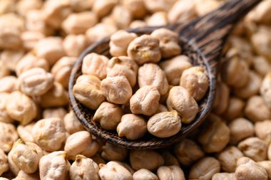 Tahta kaşıkta kurutulmuş organik nohut, sağlıklı besin maddeleri.