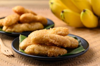 Bol yağda kızarmış muz, un ve susamlı, Tayland sokak yemeği.