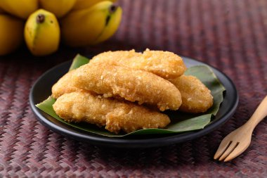 Bol yağda kızarmış muz, un ve susamlı, Tayland sokak yemeği.