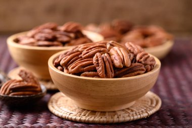 Ahşap kasede çiğ ceviz, yemek malzemesi.