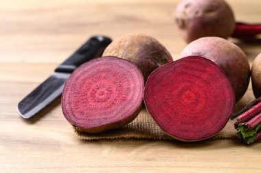 Taze pancar kökü, ahşap masa, yiyecek malzemesi.